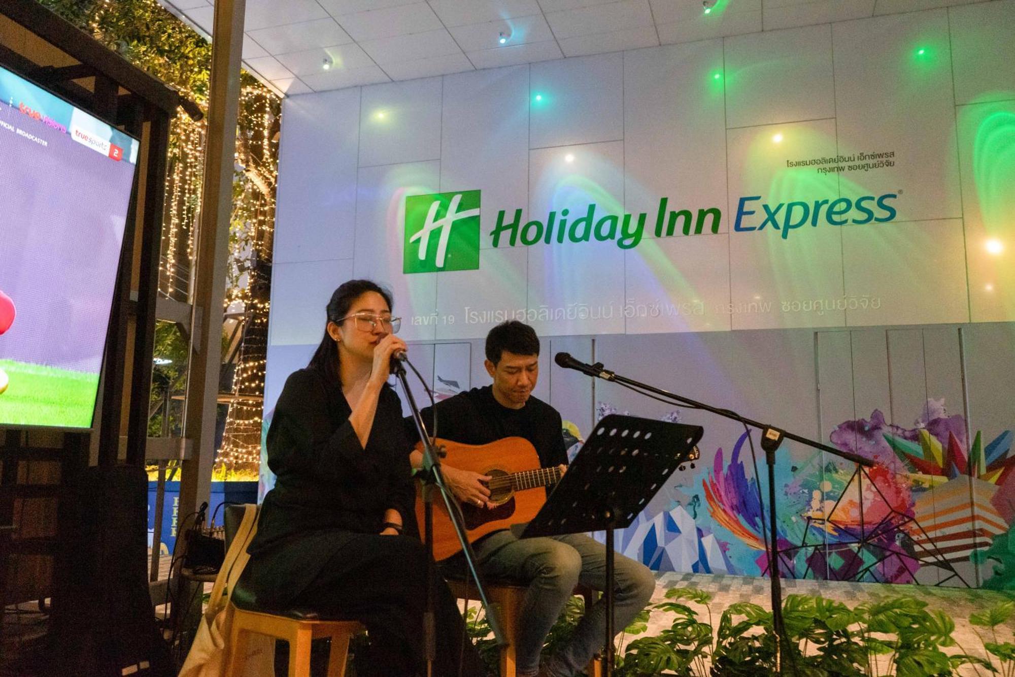 Holiday Inn Express Bangkok Soi Soonvijai By Ihg Εξωτερικό φωτογραφία